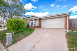 Family living Brookfield Melton Area Preview