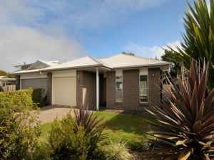 Spacious Three Bedroom House - Walk to Shops and Schools Highfields Toowoomba Surrounds Preview