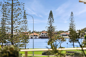 Spacious 4-Bedroom Apartment in Leeward on Kawana Island Parrearra Maroochydore Area Preview