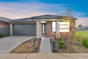 STYLISH & SPACIOUS 3 BEDROOM FAMILY WITH GENEROUS INTERNALS Melton South Melton Area Preview