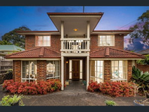 GENEROUS FAMILY HIGHLIGHTS OVER TWO STUNNING LEVELS! Mount Waverley Monash Area Preview